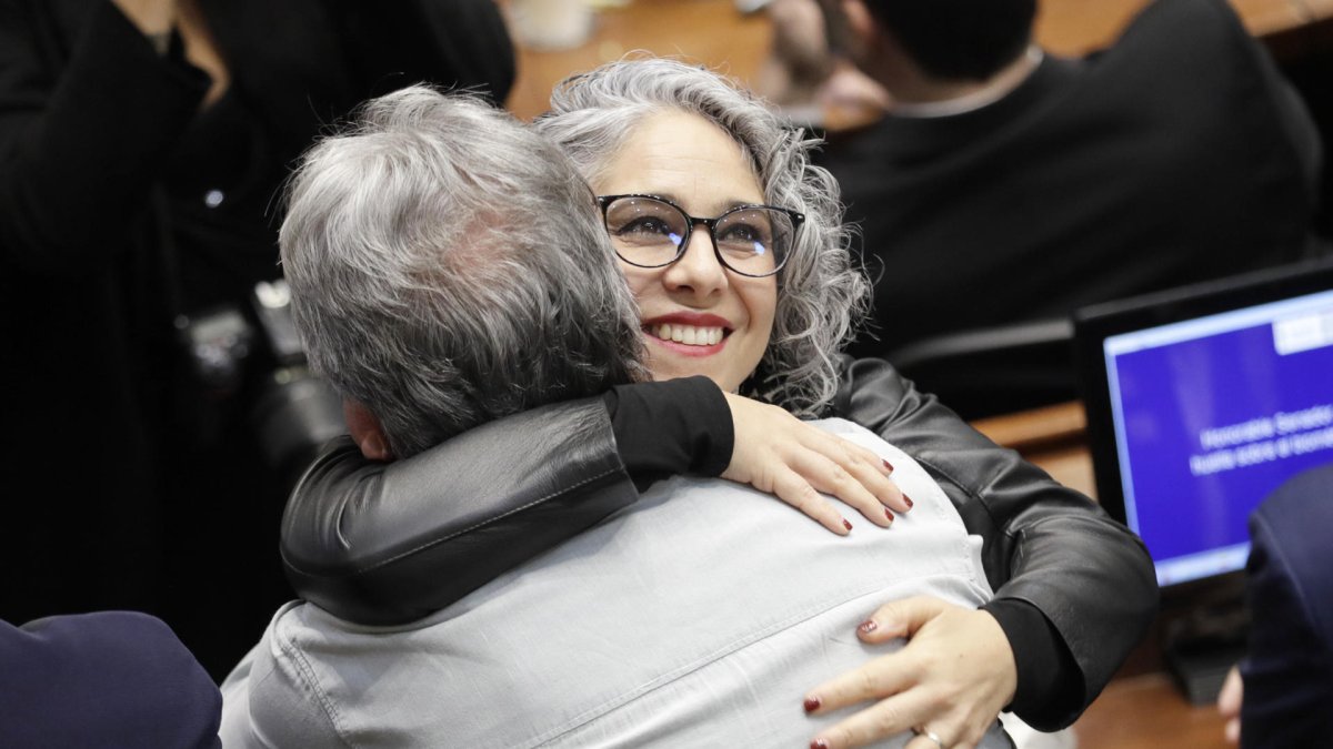 La senadora María José Pizarro celebra la votación de la reforma laboral, en la Plenaria del Senado en Bogotá (Colombia)