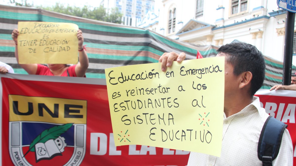 Miembros de la Unión Nacional de Educadores (UNE) hicieron un plantón en el bulevar 9 de Octubre