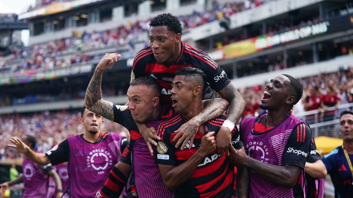 El ecuatoriano Gonzalo Plata (arriba) en plena celebración de uno de dos de los tres goles con los que su equipo venció a Chelsa.