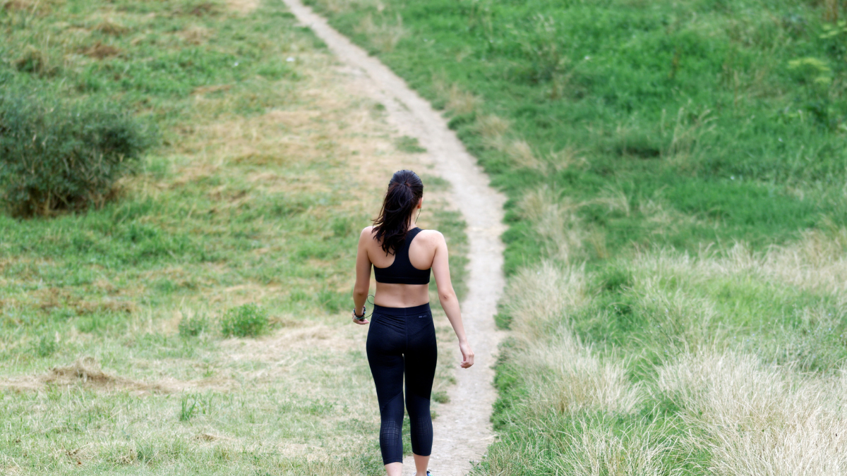 Incorporar movimiento en la rutina diaria, como caminar o subir escaleras, ayuda a reducir los riesgos del sedentarismo