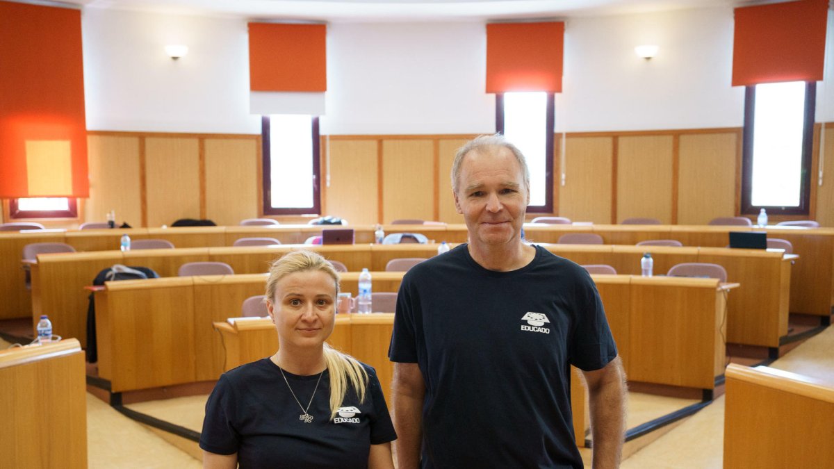 La doctora Daria Dobrycheva (i), del Departamento de Astronomía Extragaláctica y Astroinformática y el doctor Peter Tino (d), de la Universidad de Birmingham.