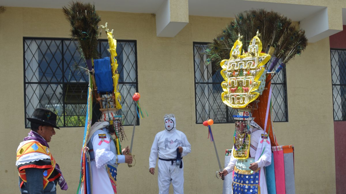 Atuendo. El traje más colorido puede llegar a pesar hasta 50 libras.