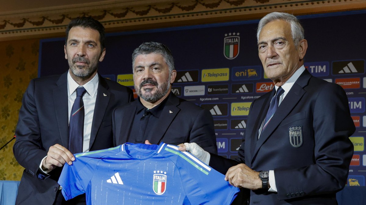 Gattuso (c), junto a a Gianluigi Buffon y Gabriele Gravina, de la Federación Italiana de Fútbol, durante su presentación.