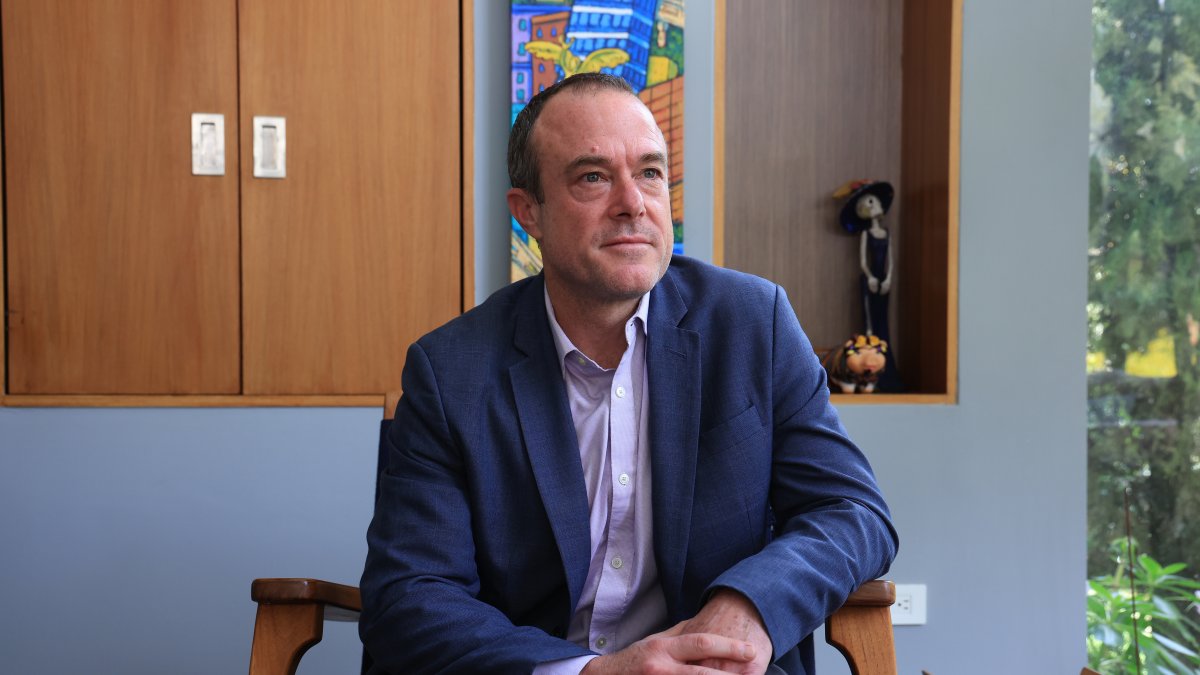 Quibell es director residente en Ecuador del Instituto Nacional Demócrata. Tiene estudios en Ciencias Sociales, Antropología y en Ciencias Políticas y Gobierno.