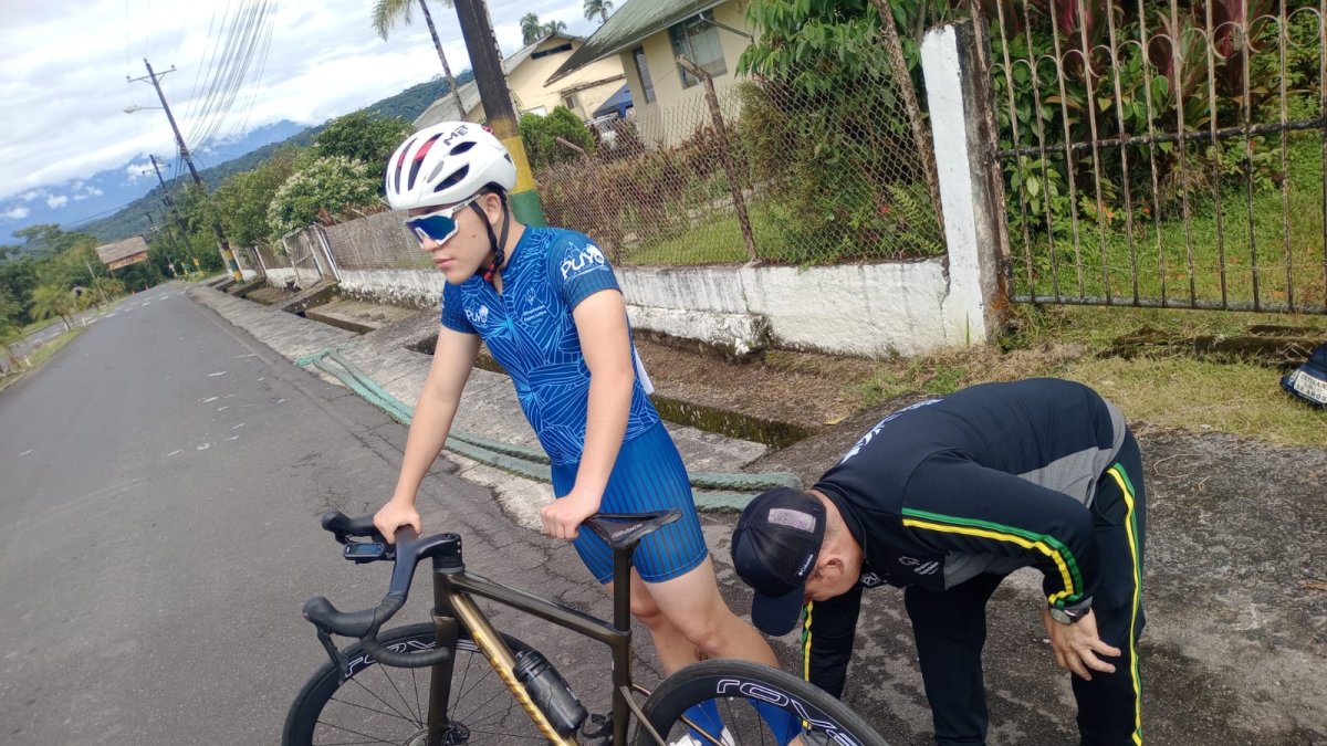 Ciclismo. Mateo, junto a su papá Richard Cueva (derecha), se preparaba para cumplir con una de las pruebas de triatlón en el Oriente.