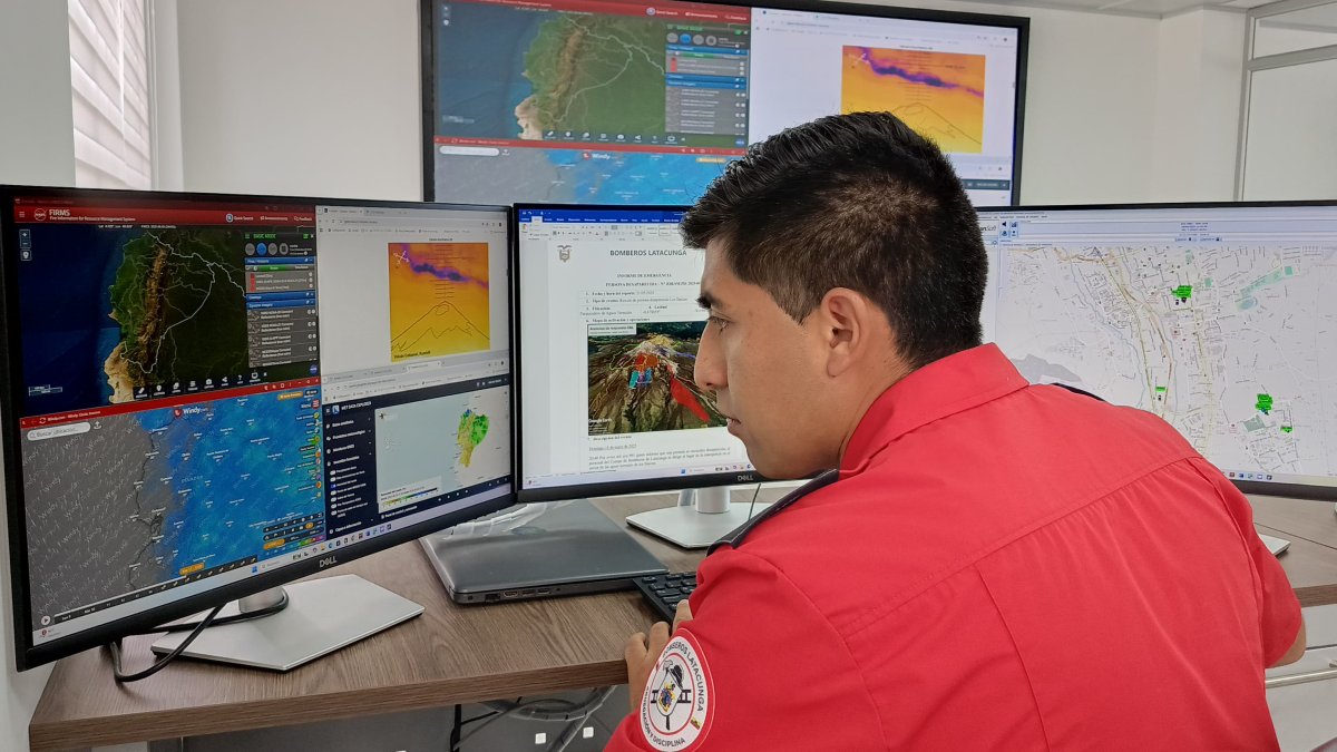 Bomberos de latacunga en sala de monitoreo de alerta temprana.