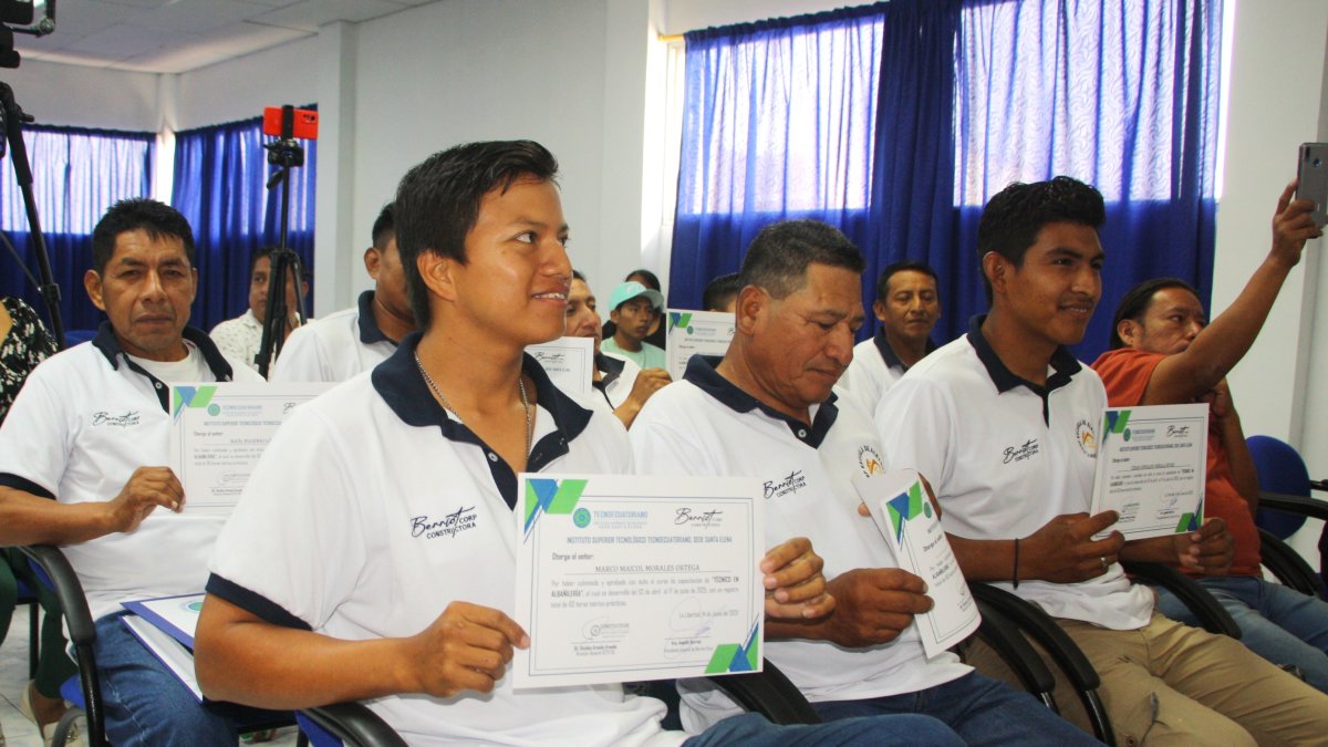 Los nuevos técnicos reciben su diploma en medio del evento de graduación.