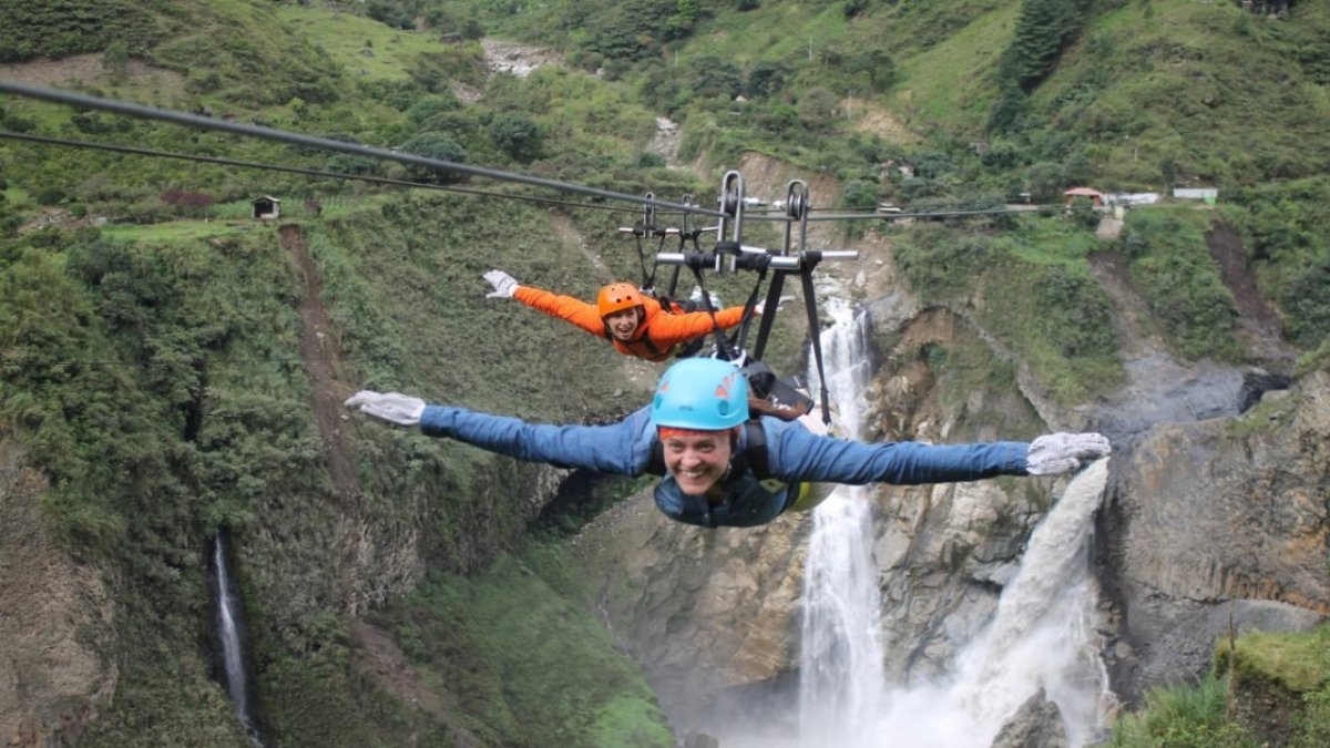 Turistas disfrutan de un viaje de aventura en Ecuador.