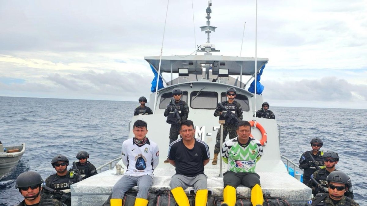 La primera embarcación fue localizada a 980 millas náuticas al suroeste de la Bocana El Cordoncillo con tres ecuatorianos.