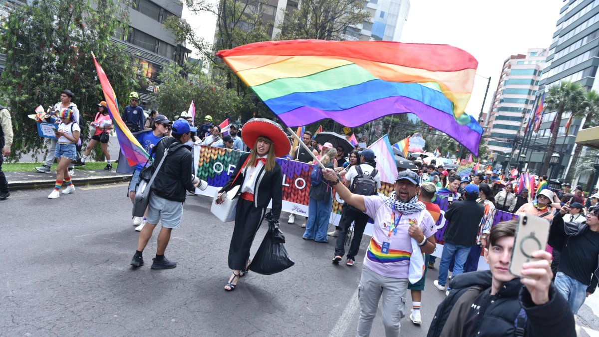 La marcha del “Orgullo 2025” recorre la Av. 12 de octubre, en Quito y se dirige al Parque Itchimbía.