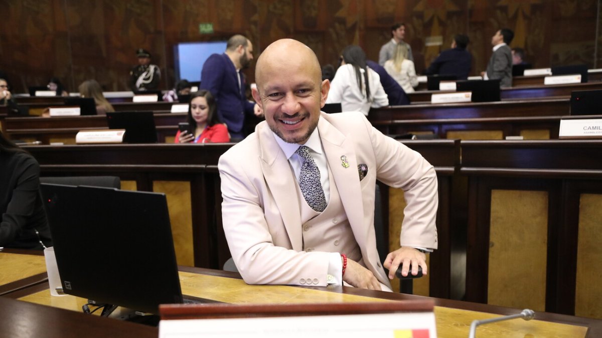 El asambleísta de ADN Andrés Castillo presentó la queja en contra de Mireya Pazmiño.