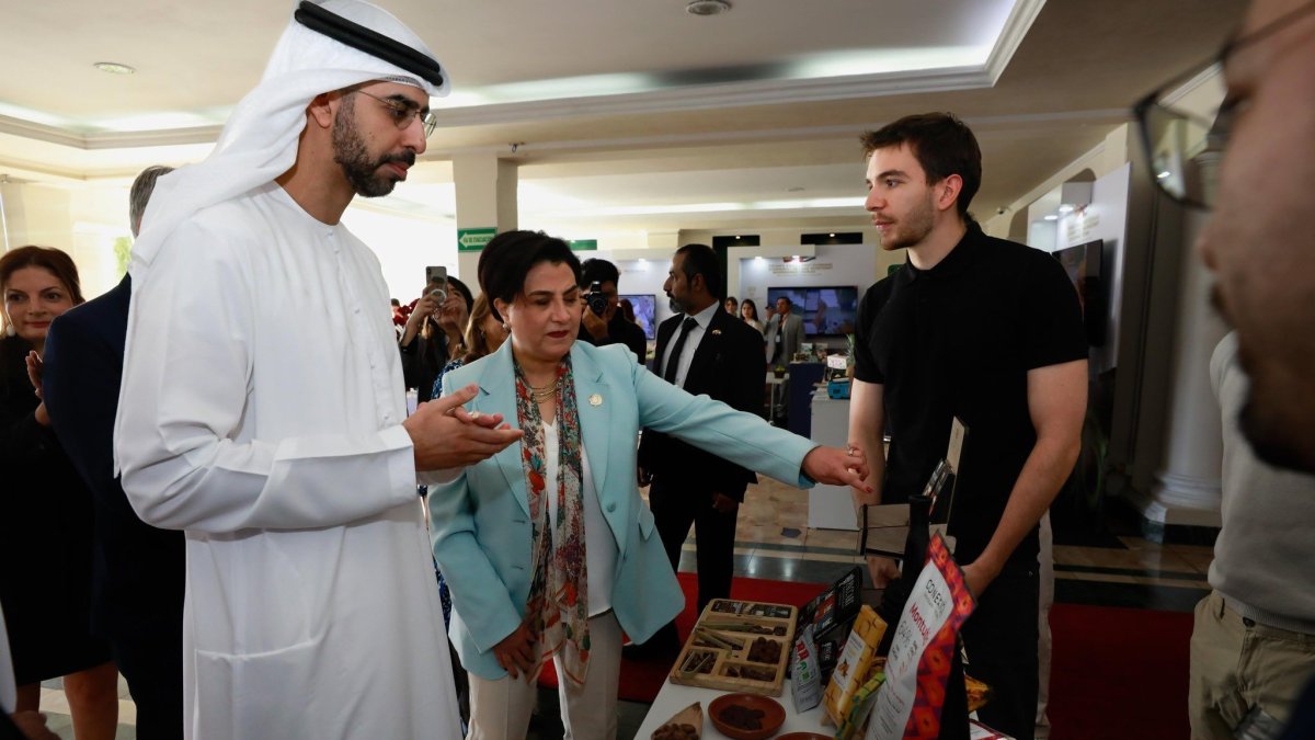 La canciller de Ecuador, Gabriela Sommerfeld, muestra los productos ecuatorianos a Omar Sultan Al Olama, ministro de Estado para Inteligencia Artificia, de Emiratos.