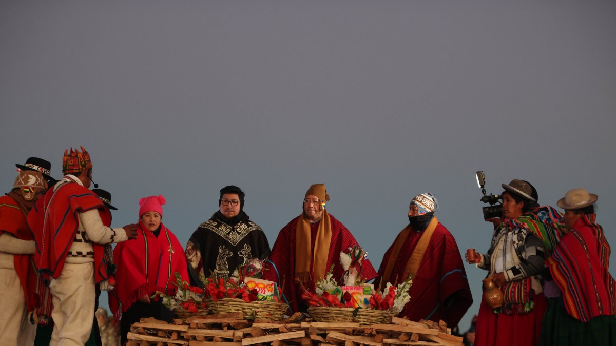 El presidente boliviano, Luis Arce (c), asiste a la celebración del Año Nuevo Andino 5533