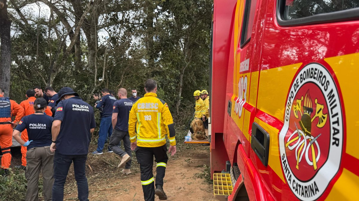 Bomberos y miembros de la Policía Forense en el lugar donde se estrelló un globo aerostático con 21 personas a bordo, en Santa Catarina, Brasil.