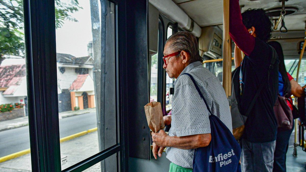 El transporte público representa un reto para los adultos mayores.