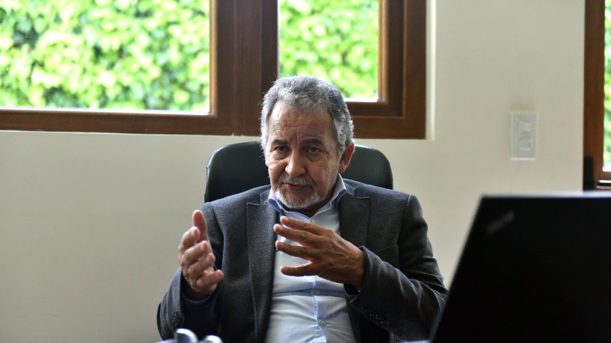 Buitrón tiene más de 40 años de experiencia en el sector eléctrico. Fue parte del ex Instituto Ecuatoriano de Electrificación (Inecel).