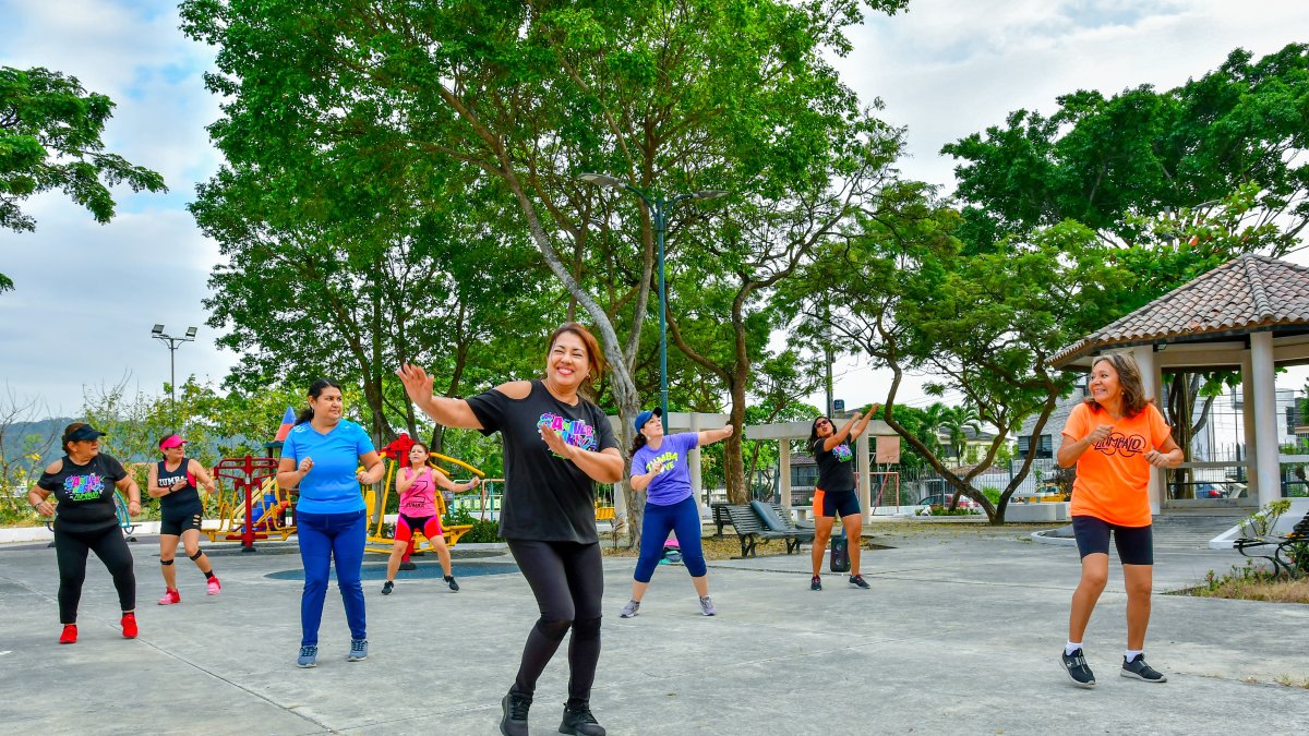 Ciudadanía aprovecha los parques para aprender y practicar Zumba.
