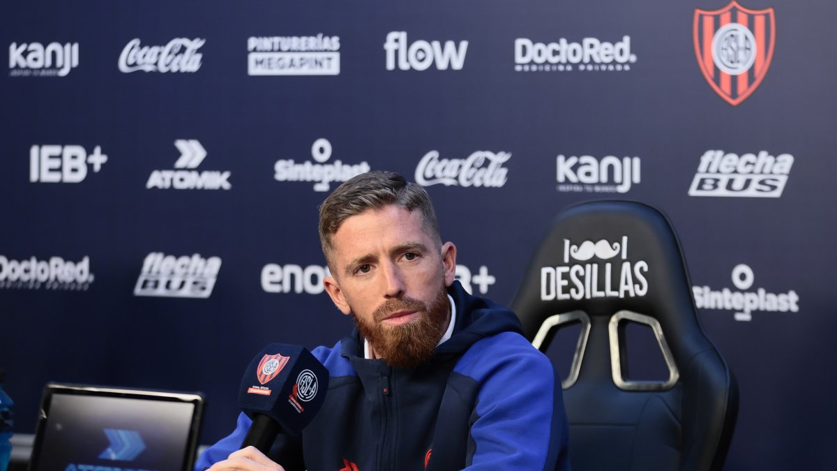 Muniain durante el anuncio oficial de su salida de San Lorenzo, en el Estadio Pedro Bidegain, donde anticipó que “hay muchas posibilidades” de que se retire del fútbol.