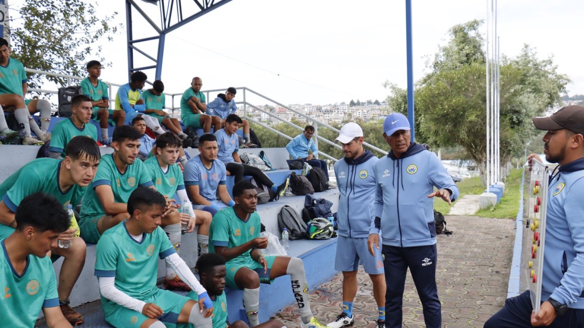 Estrategia. El DT (c) durante una charla técnica. Además aplica sicología.