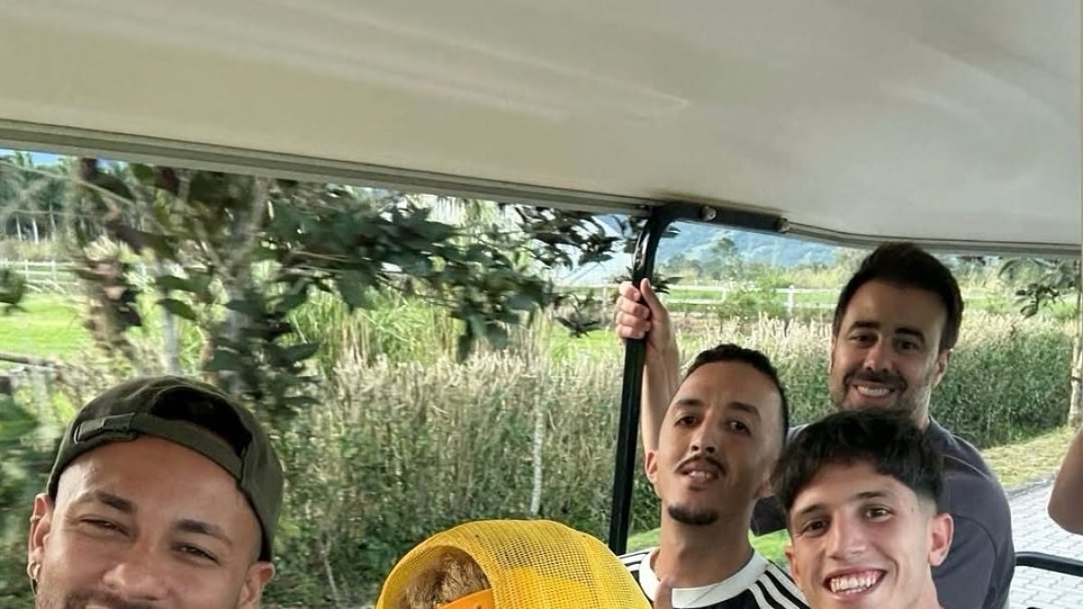 Lamine (c) conoció a Neymar (i) a quien señaló abiertamente como su referente.