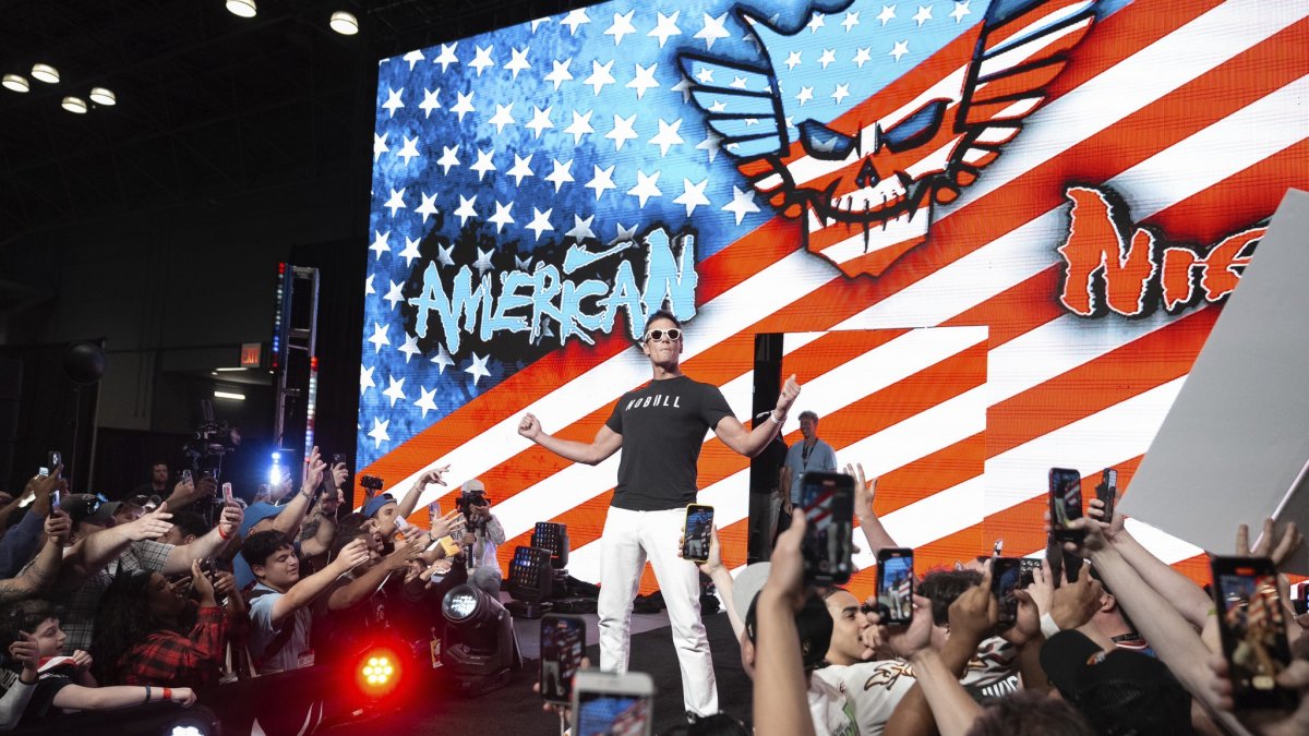 Tom Brady a su salida al escenario del Fanatics Fest al puro estilo WWE.