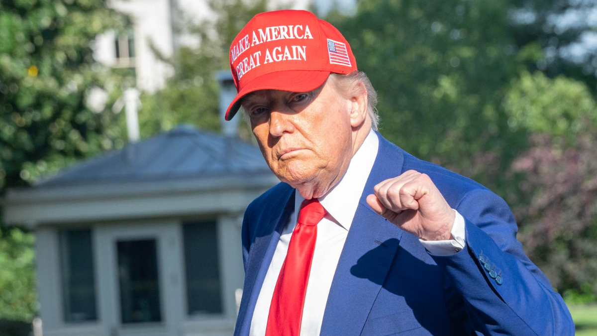 El presidente de Estados Unidos, Donald Trump, fue captado este sábado, 21 de junio, a la salida de la Casa Blanca, en Washington DC (EE.UU.)