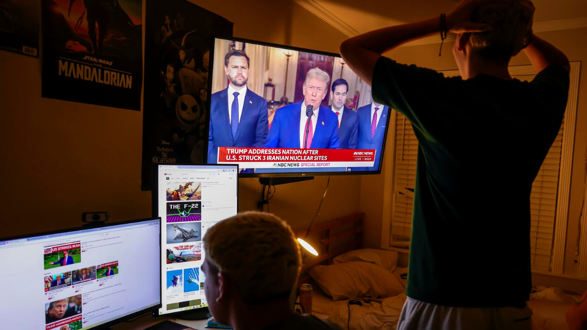 Varias personas observan la alocución del presidente de EE.UU., Donald Trump,el 22 de junio de 2025.