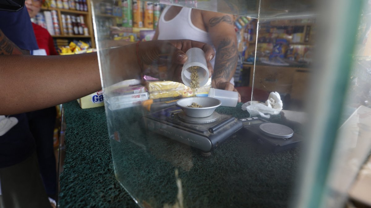 Trabajo. Un hombre trabaja en una mina de oro artesanal en la localidad de El Dorado, Venezuela.