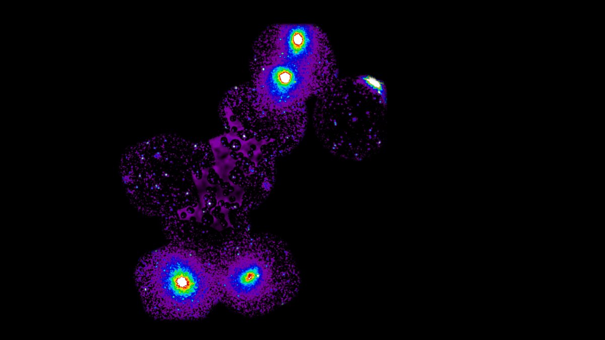 Espacio. Nuevo filamento que conecta cuatro cúmulos de galaxias: dos en un extremo y dos en el otro.