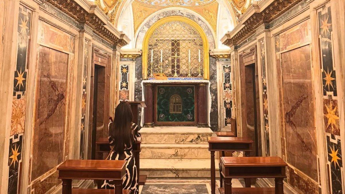 Estéfani Espín mientras ora en una de las capillas del Vaticano.