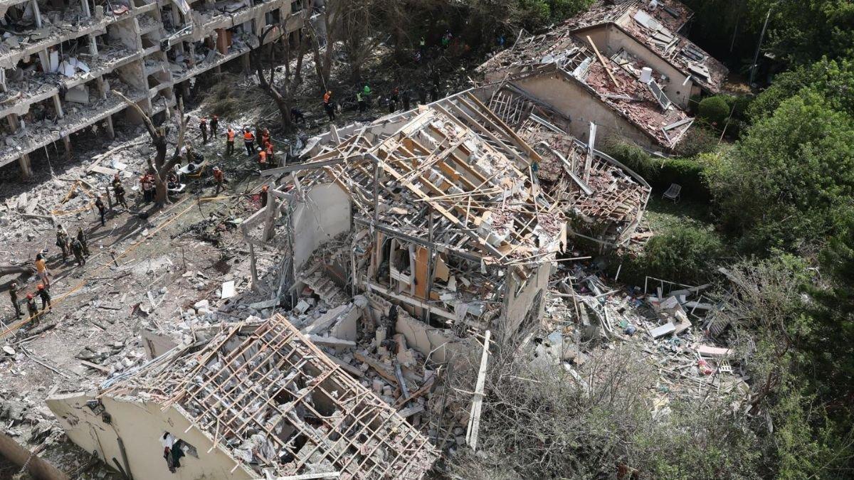 Misiles iraníes impactan Tel Aviv tras bombardeos de EE.UU.; miles de desplazados y destrucción en Israel.