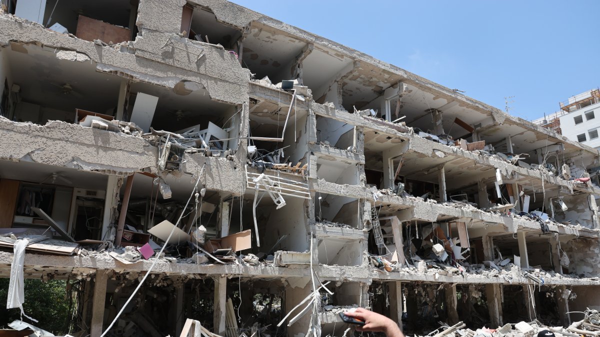 Equipos de emergencia israelíes en el lugar del ataque con misiles iraníes contra un complejo residencial en Tel Aviv, Israel.