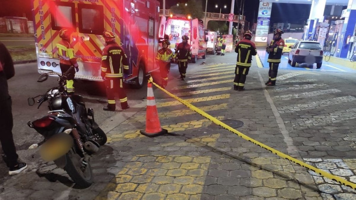 Los bomberos llegaron con tres ambulancias al sector del Parque de los Recuerdos, para atender a los heridos tras un accidente en la av. Galo Plaza Lasso.
