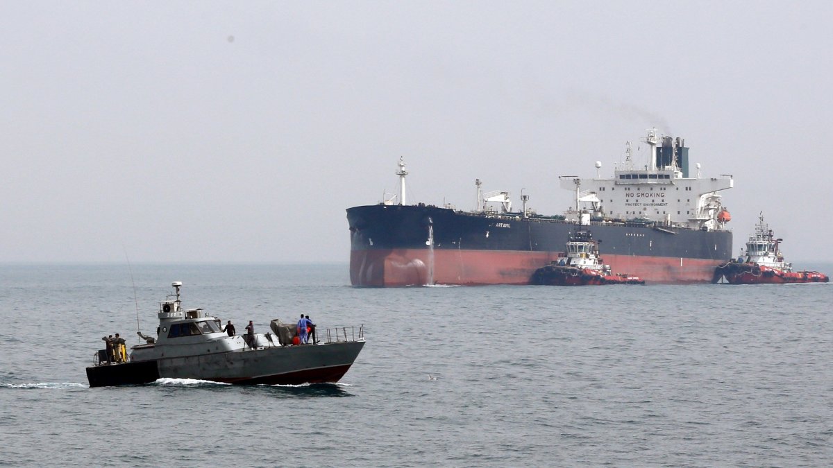 Un barco militar iraní patrulla junto al petrolero Artavil, en la isla de Kharg, en el Golfo Pérsico, sur de Irán