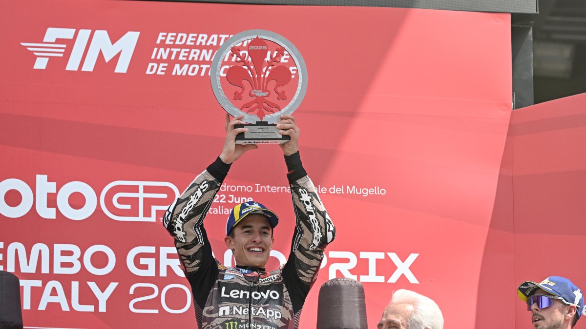 El piloto español levanta el trofeo que lo confirma como el de mejor rendimiento en la temporada.