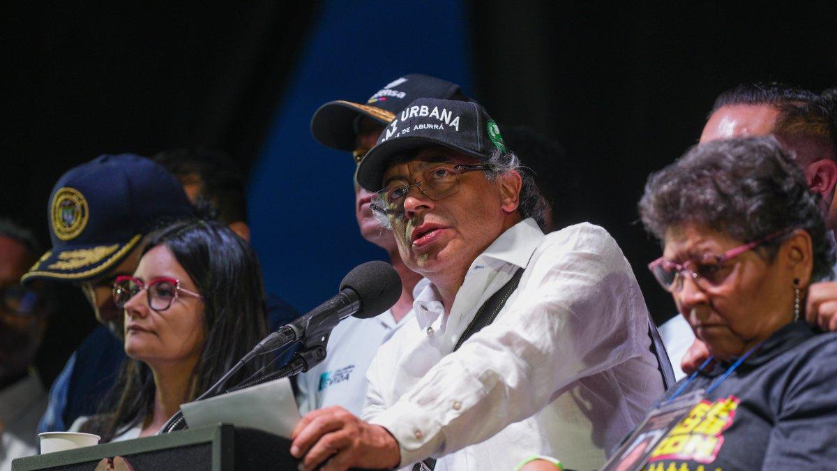  Fotografía cedida por la Presidencia de Colombia de su mandatario Gustavo Petro, hablando durante un acto publico, en Medellín.