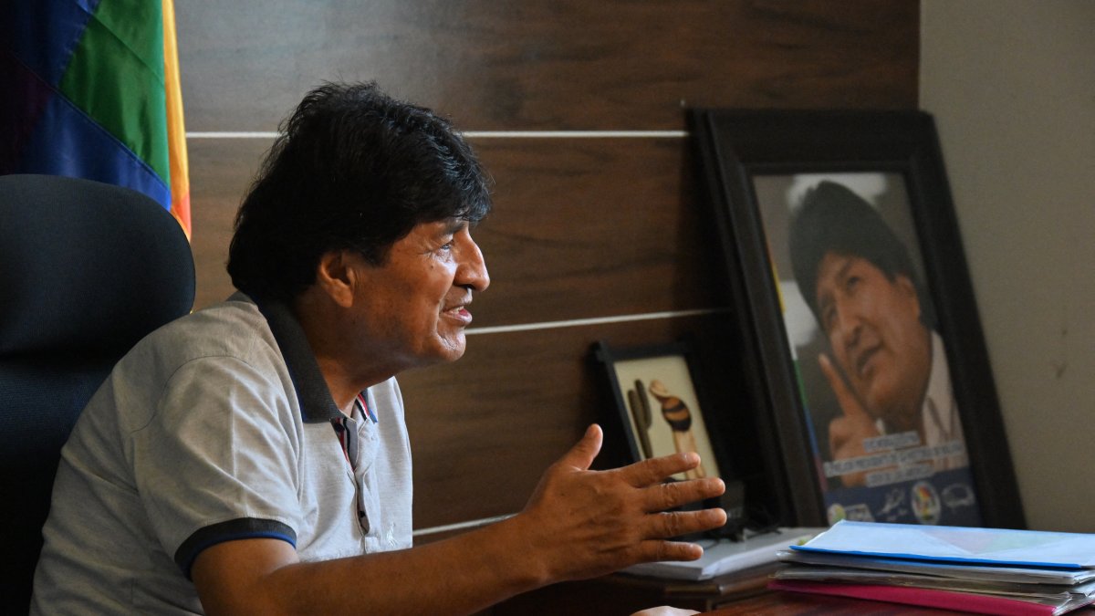 El expresidente boliviano Evo Morales habla durante una entrevista.