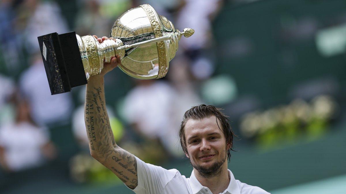 El kazajo Alexander Bublik celebra con el trofeo de Halle tras vencer a Mevedev.