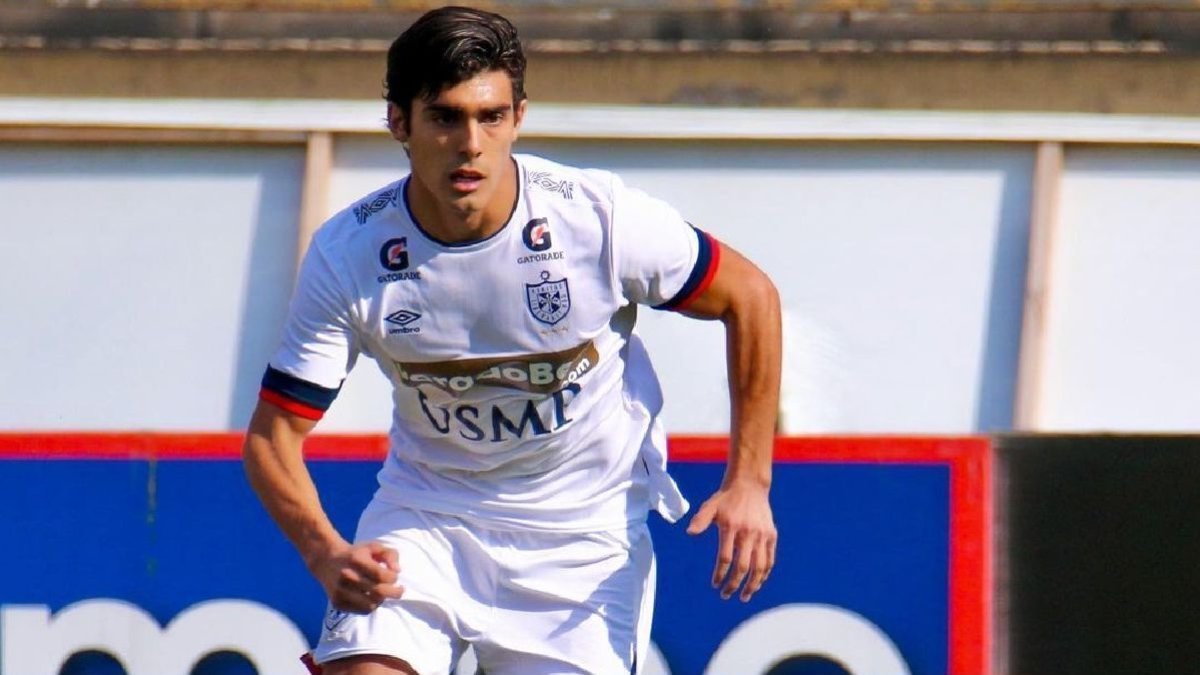 Alfonso Barco, con 23 años cumplidos en diciembre, llega a reforzar el mediocampo azul.