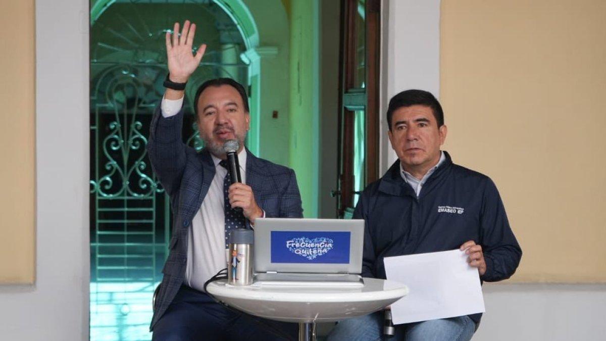 Jorge Jaramillo (d) envió su carta de renuncia al cargo de gerente de Emaseo al alcalde de Quito, Pabel Muñoz.