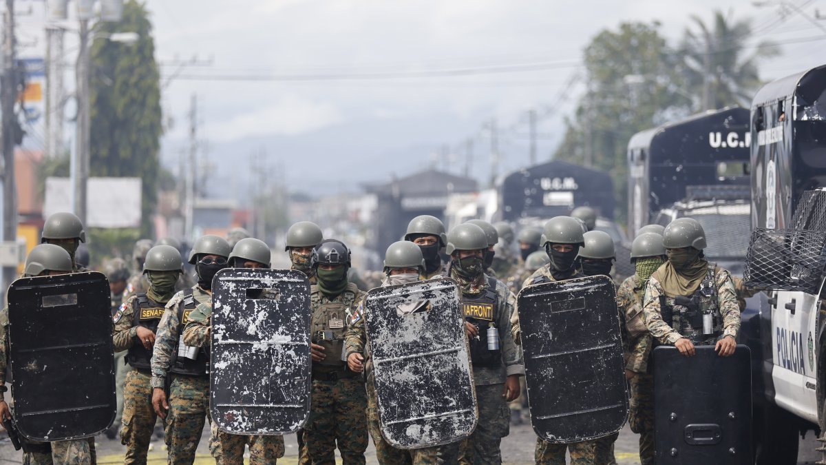 Integrantes de la Policía Nacional reaccionan durante la jornada de protestas este domingo 22.