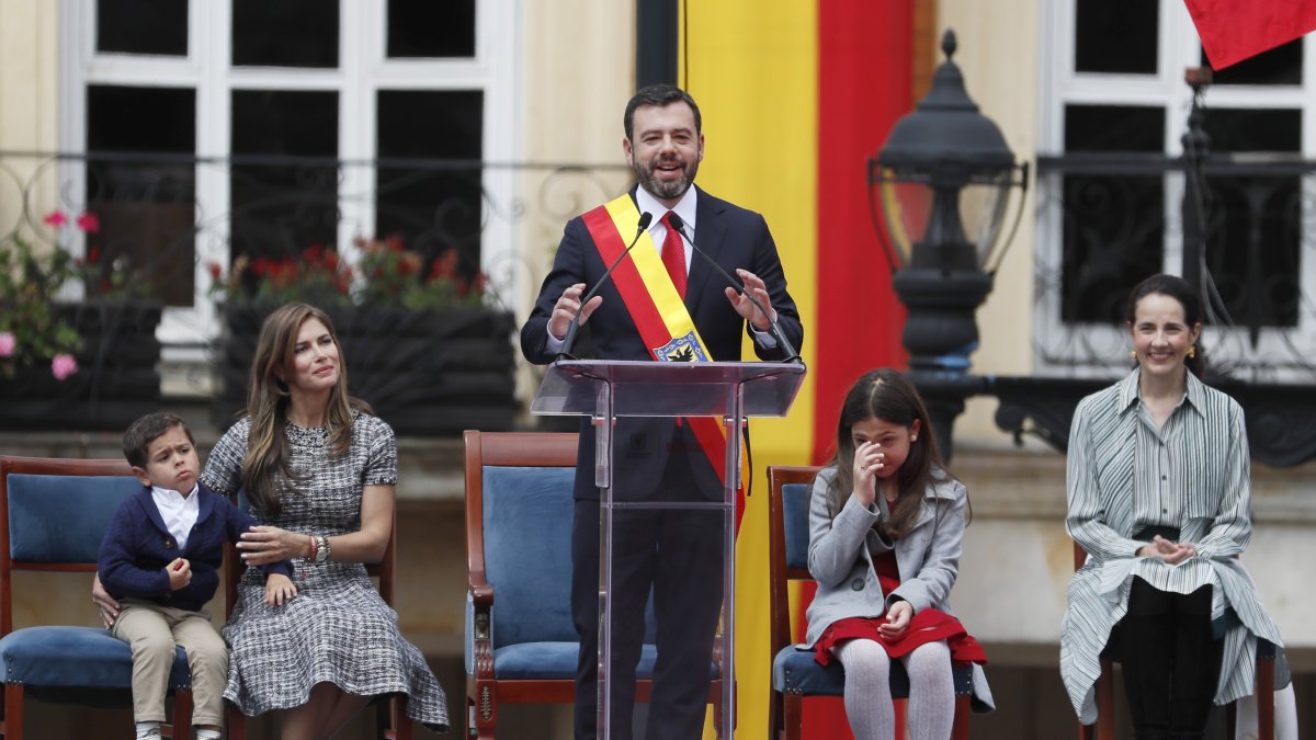 Carlos Fernando Galán durante la ceremonia de posesión como alcalde de Bogotá este 1 de enero de 2024 en la Plaza de Bolívar, en Bogotá.