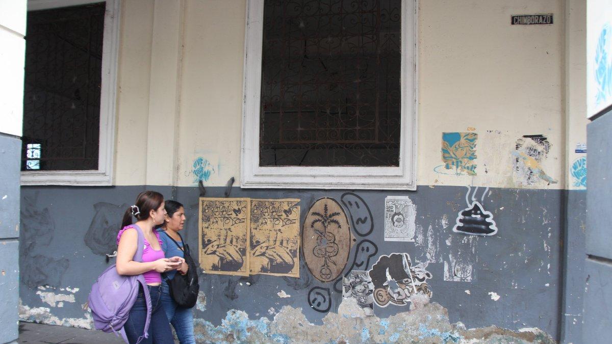 Escenario. Aunque se realicen tareas de limpieza fuera del edificio, el olor es insoportable. Moradores esperan que se le de utilidad al establecimiento.