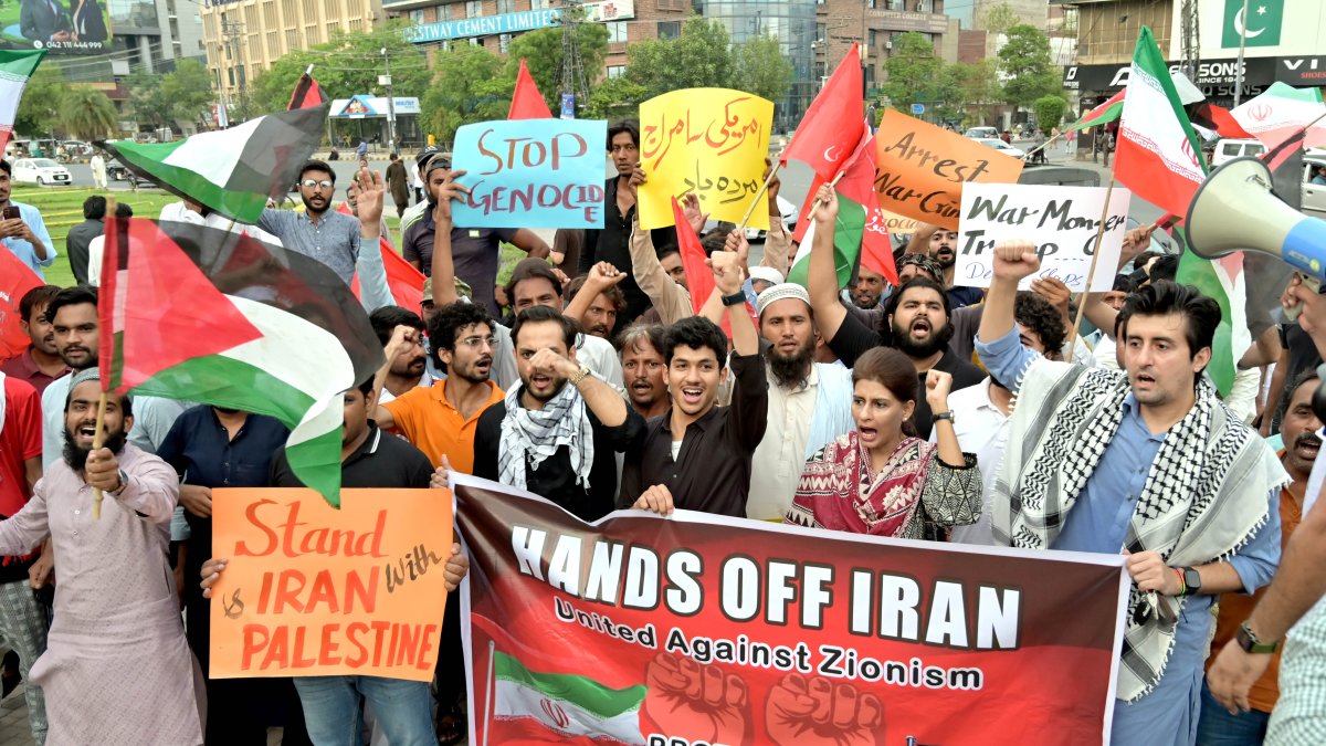 Activistas de la sociedad civil del Frente Juvenil Khalaq sostienen pancartas y carteles en solidaridad con el pueblo iraní, en Lahore, Pakistán.