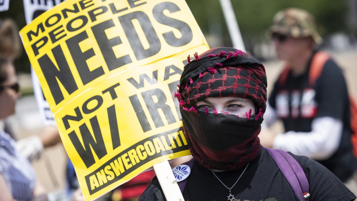 Una persona lleva una pancarta este domingo en Washington, en protesta al ataque de Estados Unidos a las bases nucleares de Irán.