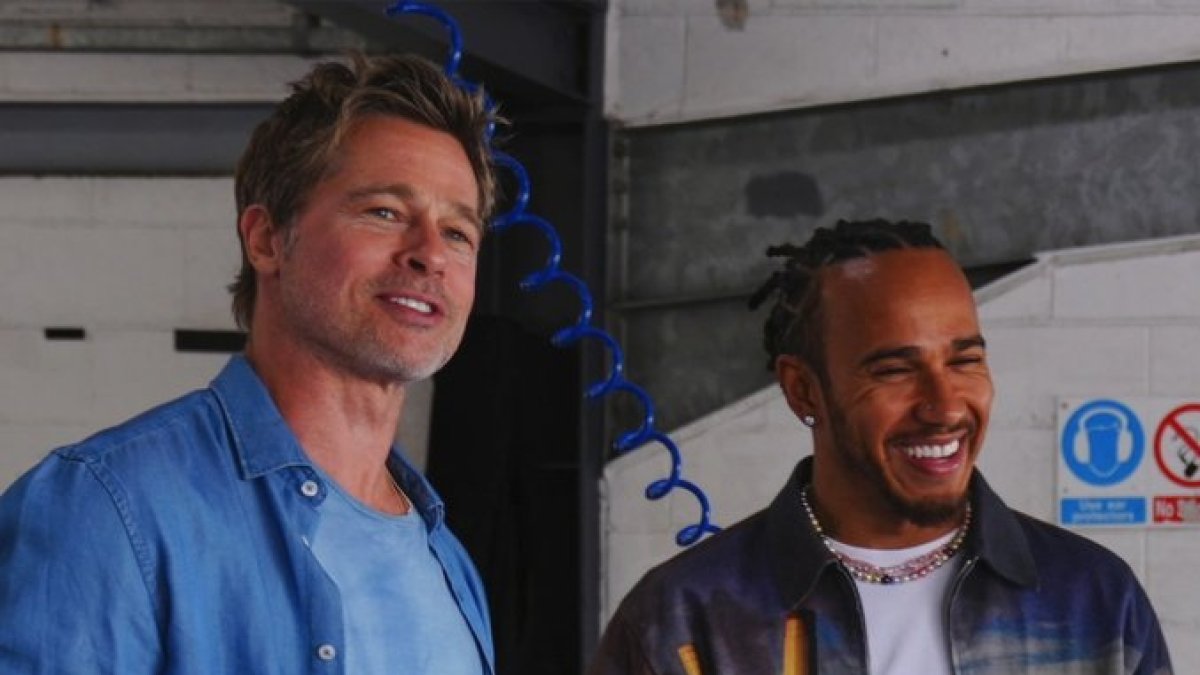 Brad Pitt (i), actor protagonista y Lewis Hamilton, piloto de la F1, durante el rodaje.
