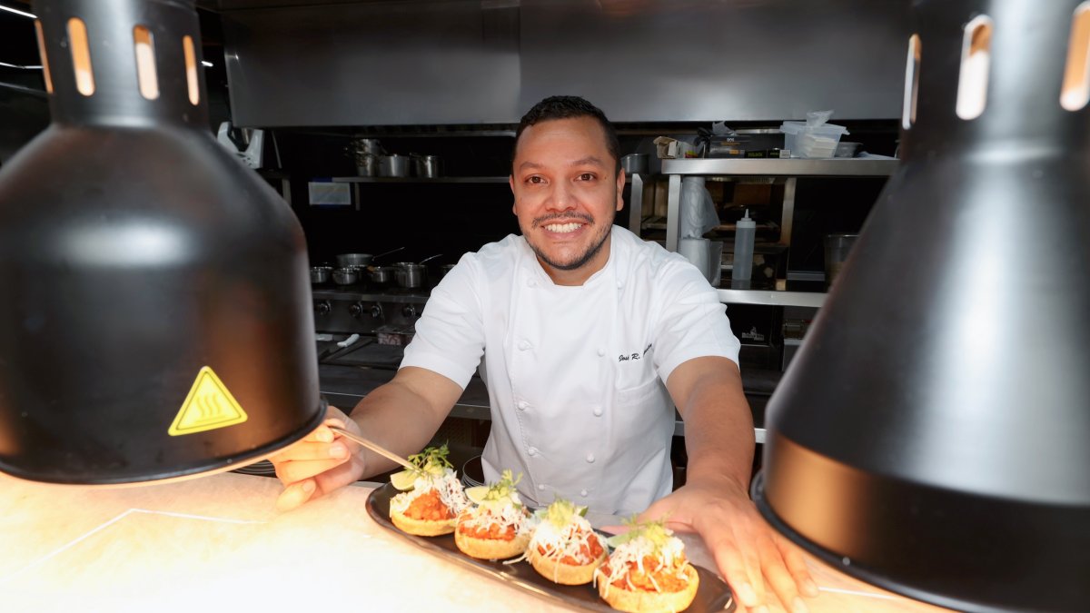 Su proyecto nació como taquería en Urdesa y hoy suma cuatro locales: dos en Guayaquil y dos cocinas de raíz en Samborondón.