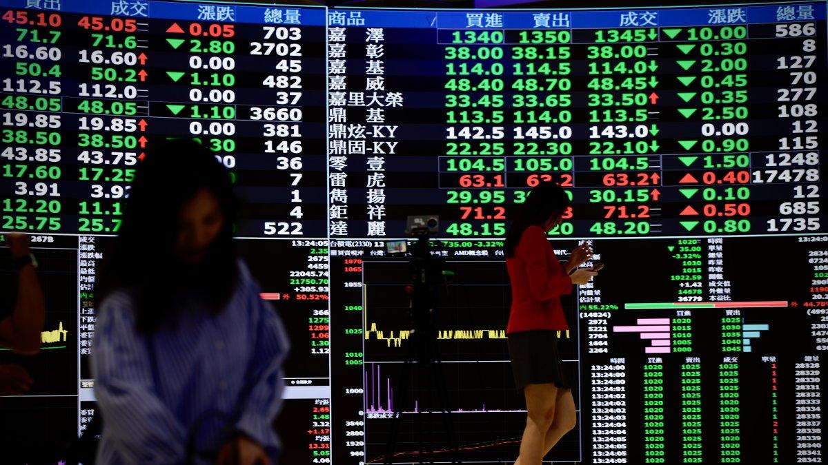 Periodistas observan la cotización bursátil en la oficina de la Bolsa de Valores de Taiwán en Taipéi.
