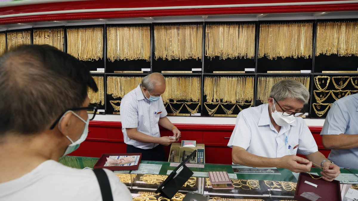 Clientes compran oro en la tienda Hua Seng Heng de Bangkok, Tailandia, el 23 de junio de 2025.
