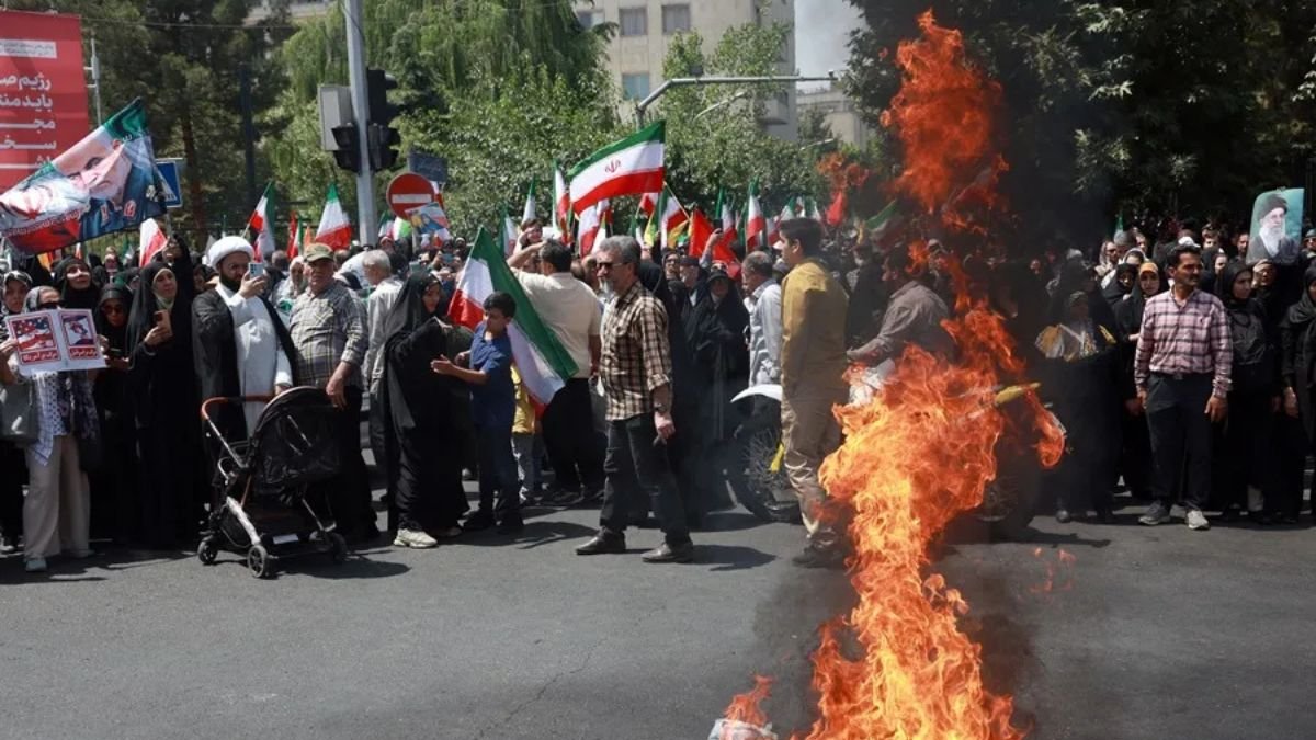 Un grupo de iraníes quema una bandera de EE.UU. en Teherán en protesta por los bombardeos estadounidenses contra instalaciones nucleares de Irán.